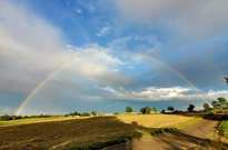 regenbogen-ueber-wiese.jpg